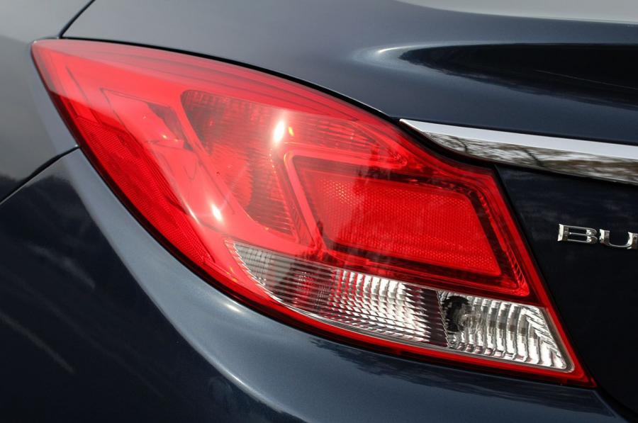  Buick Regal CXL 2011 года  (фото 38 из 47)